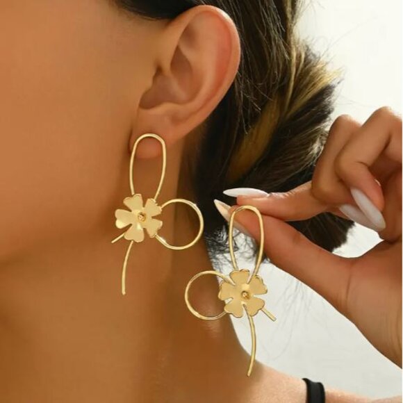 NEW Glynnis Golden Bow Knot Flower Graceful Statement Earrings - Picture 2 of 5